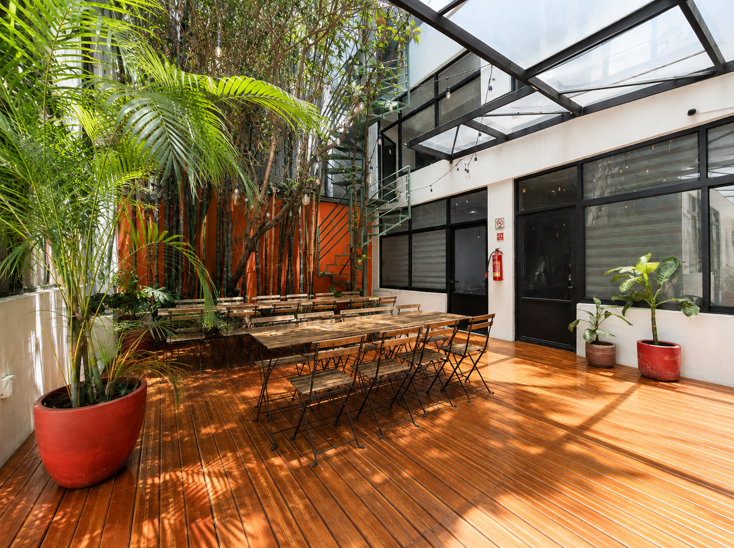 Terraza al aire libre para talleres en la casona de Polanco, CDMX