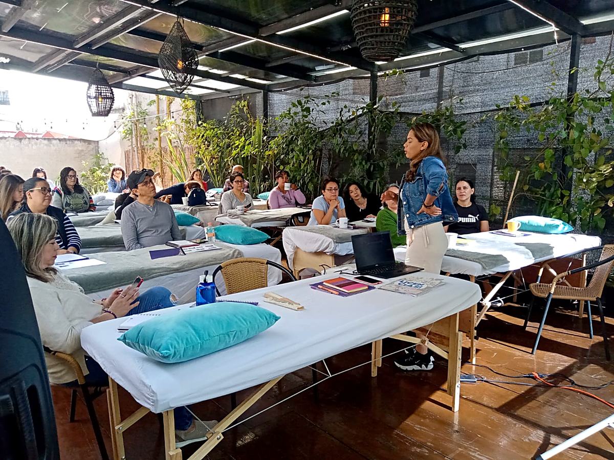 Taller impartido en la terraza de una casona INHOUSE en CDMX