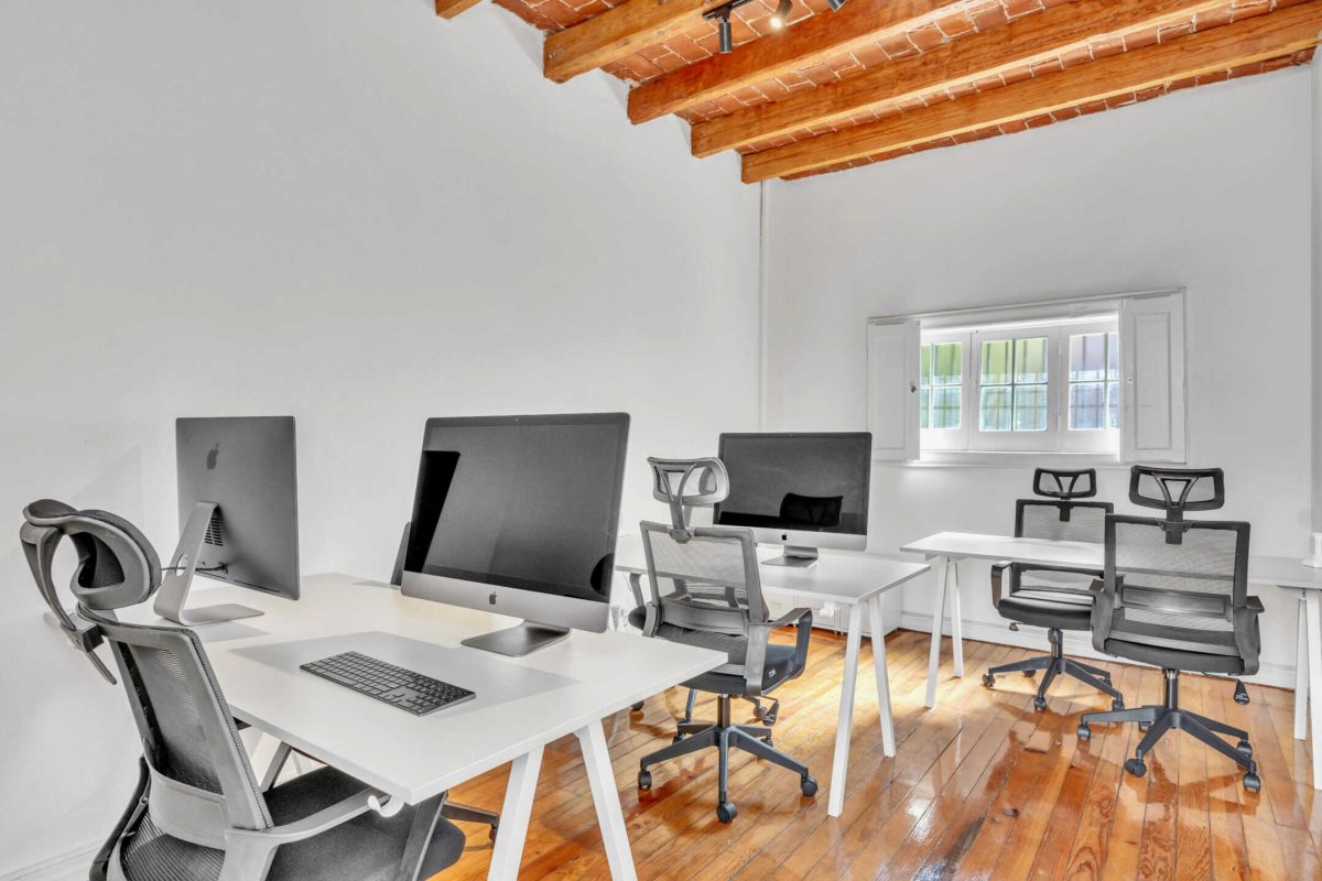 Oficinas modernas con mobiliario y equipo