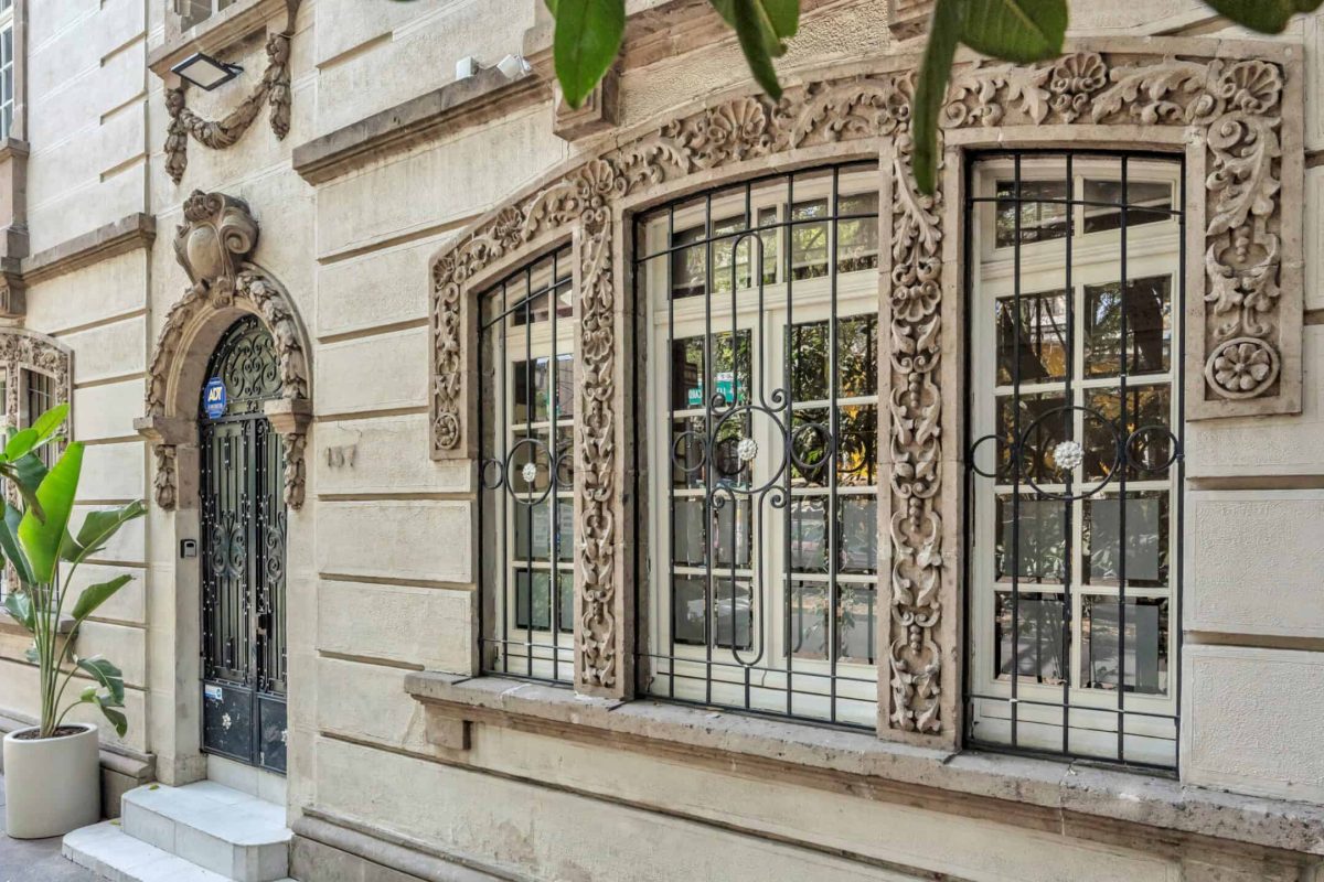 Oficinas modernas con mobiliario y equipo en casas